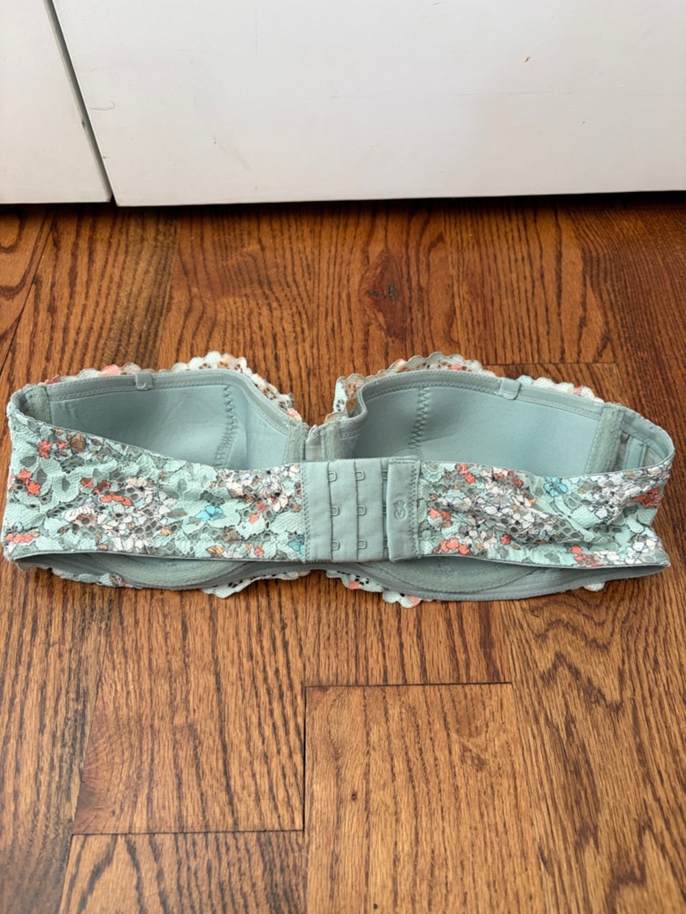 Victoria's Secret Body by Victoria Lace Lined Balconette Bra Size 36C - Picture 2 of 4